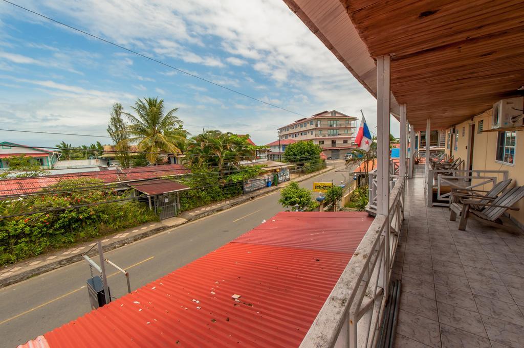 Hotel Posada Los Delfines Bocas del Toro Exterior photo